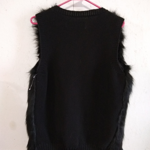 NWOT Black faux fur front sweater vest size large - Picture 2 of 6